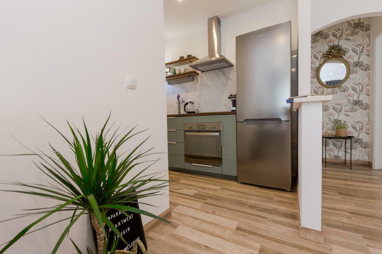 Apartment Lara โตรกีร์ ภายนอก รูปภาพ